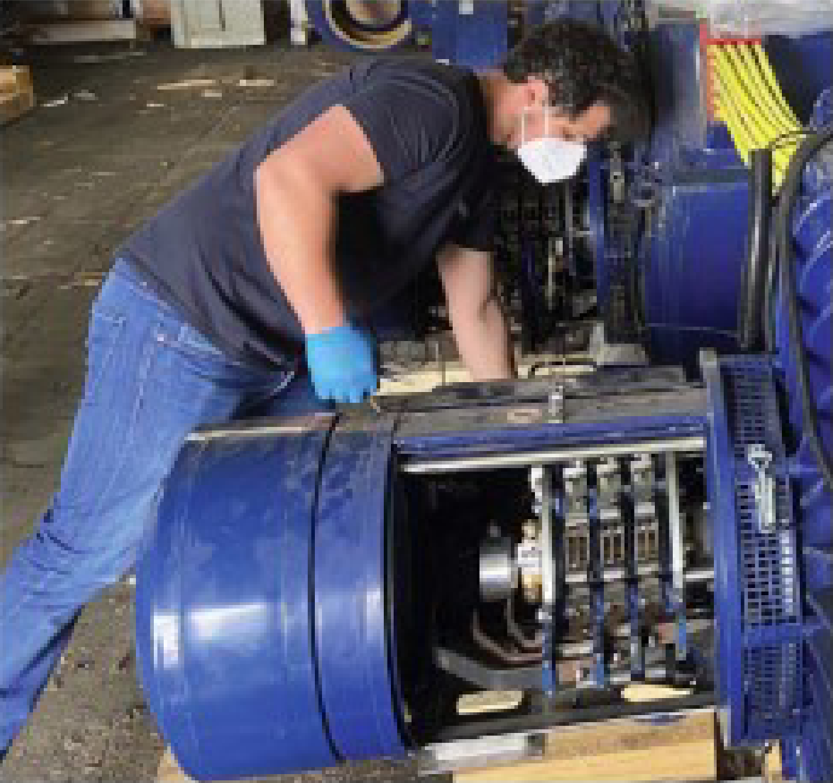 Trainee a executar os procedimentos numa turbina física para efeitos de certificação